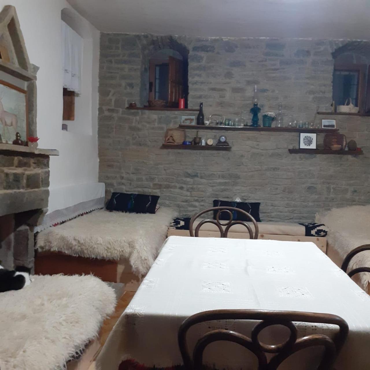 Traditional Guesthouse Përmet Esterno foto